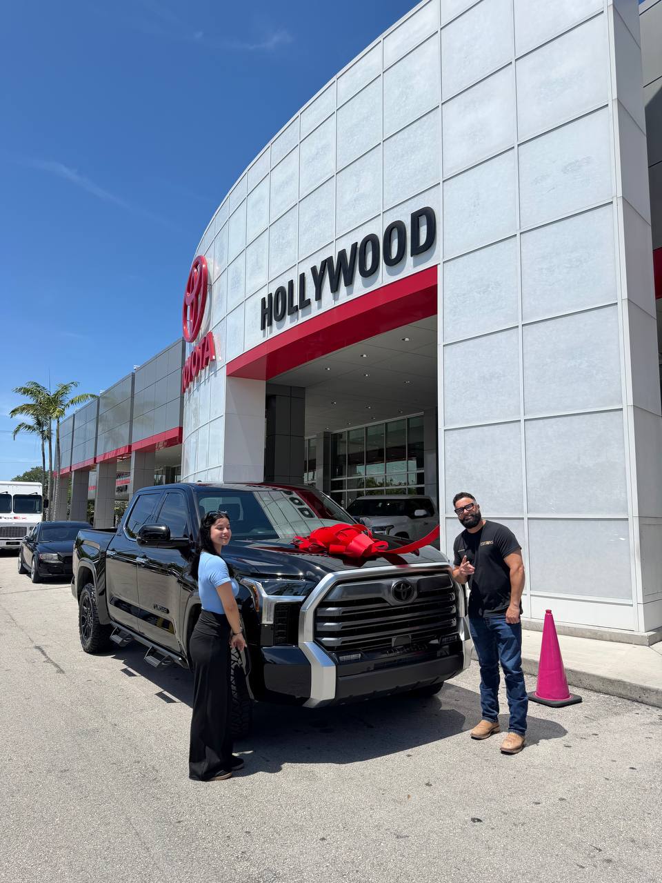 Johanka y Janko durante la entrega de una Toyota Tundra